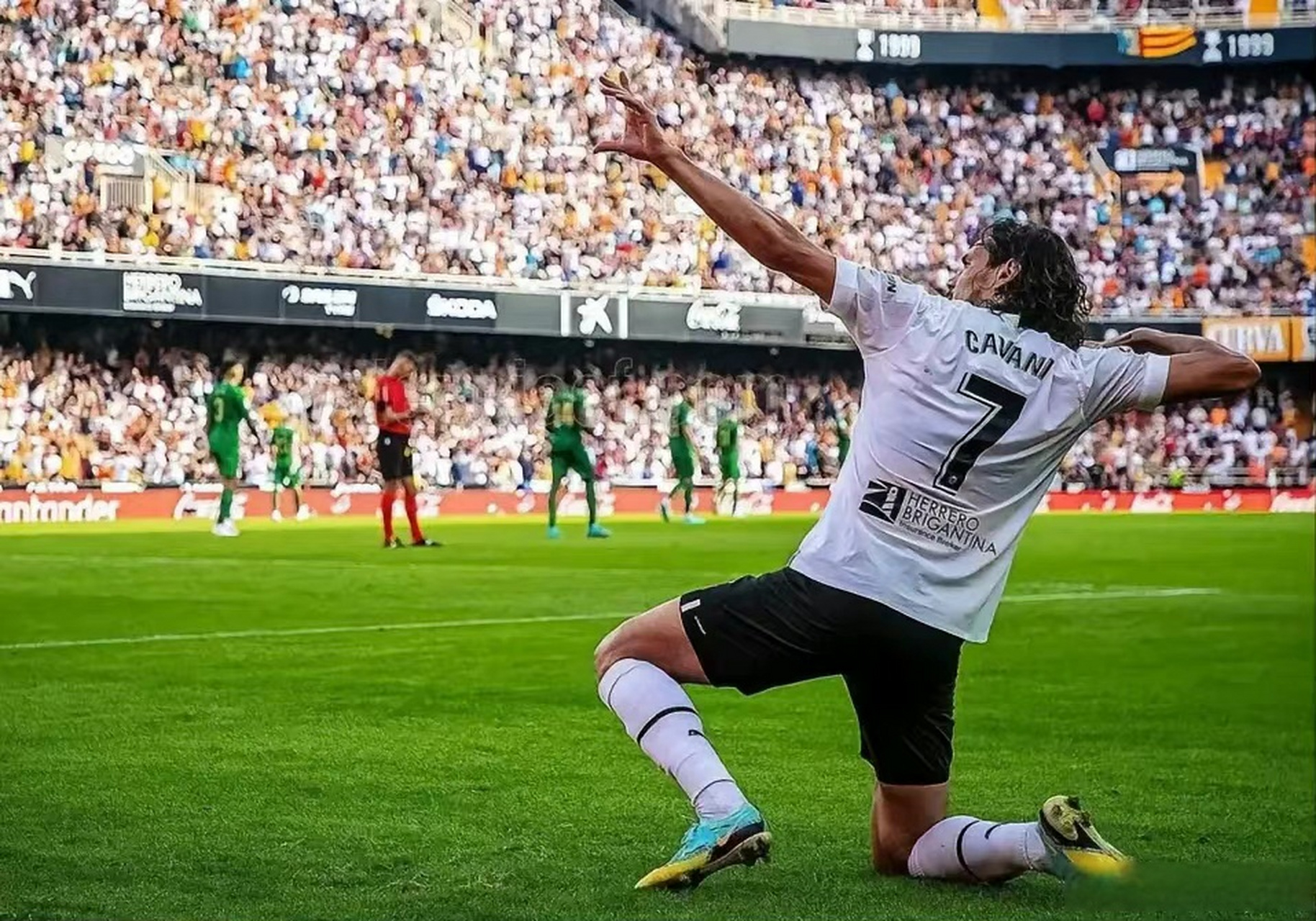 od体育网站-卡瓦尼进球后产生争议，解说怒批判裁判