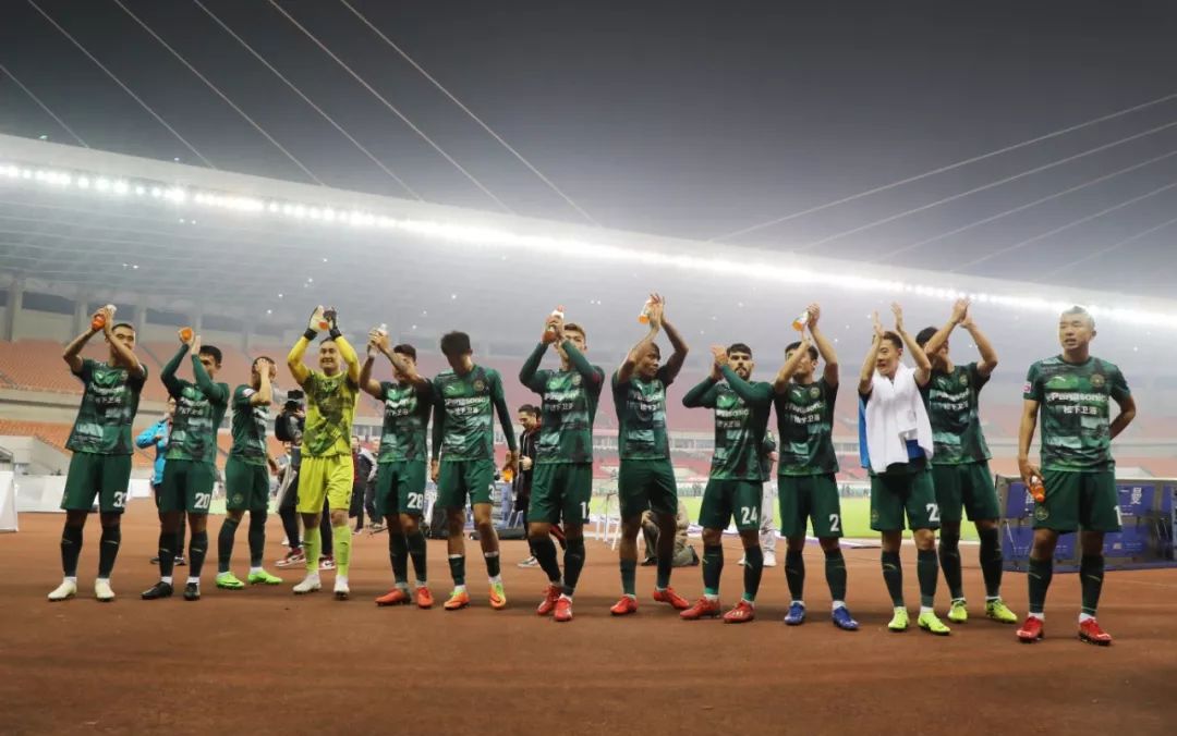 关于绿城主场大胜重庆，取得赛季首胜的信息