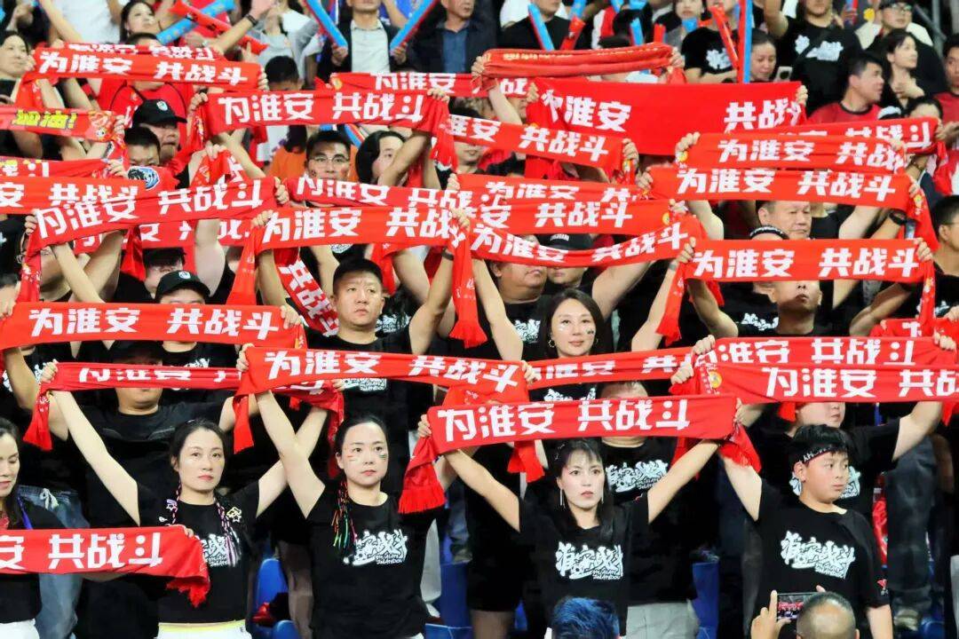 od体育下载-欧洲足球盛事持续发酵,球迷热情高涨